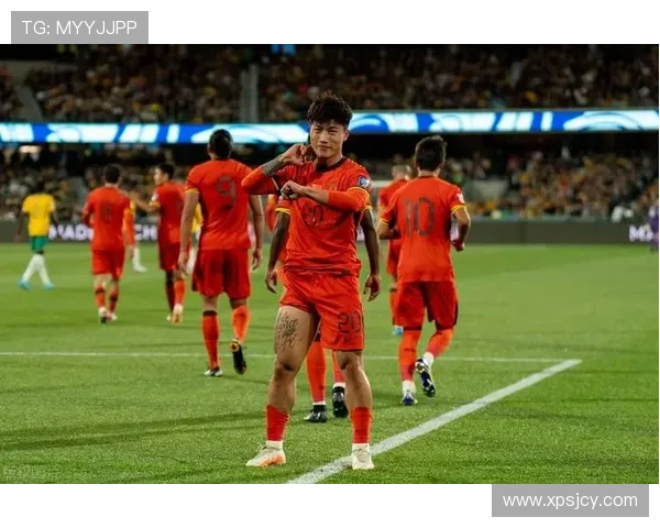 足球明星在比赛中意外撕破球衣引发球迷热议与媒体关注